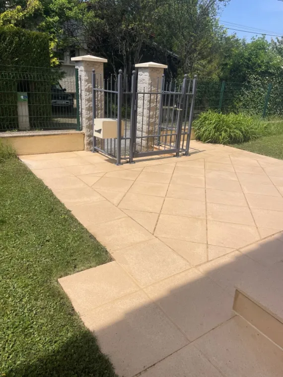 Nettoyage et traitement d'une terrasse d'une maison à Bon-en-Chablais, Thonon-les-Bains, Jules Couverture
