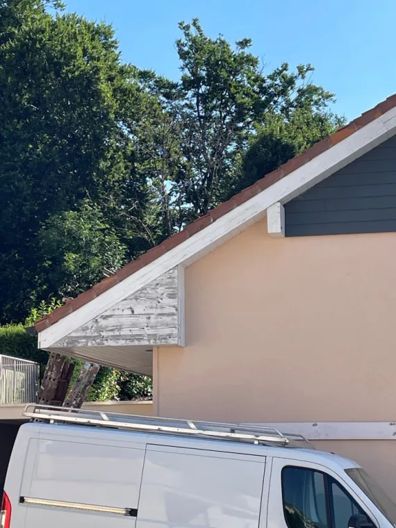 Pose de thermolaqué en aluminium en blanc sur la façade d'une maison à Évian-les-Bains, Thonon-les-Bains, Jules Couverture