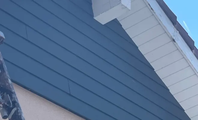 Pose de thermolaqué en aluminium en blanc sur la façade d'une maison à Évian-les-Bains, Thonon-les-Bains, Jules Couverture