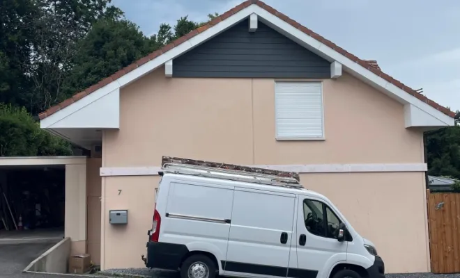 Pose de thermolaqué en aluminium en blanc sur la façade d'une maison à Évian-les-Bains, Thonon-les-Bains, Jules Couverture