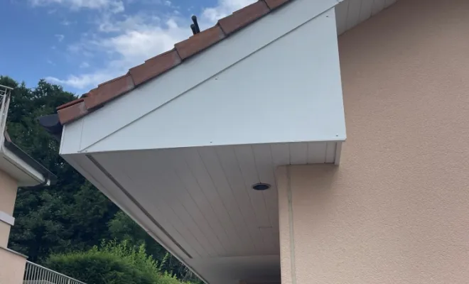Pose de thermolaqué en aluminium en blanc sur la façade d'une maison à Évian-les-Bains, Thonon-les-Bains, Jules Couverture