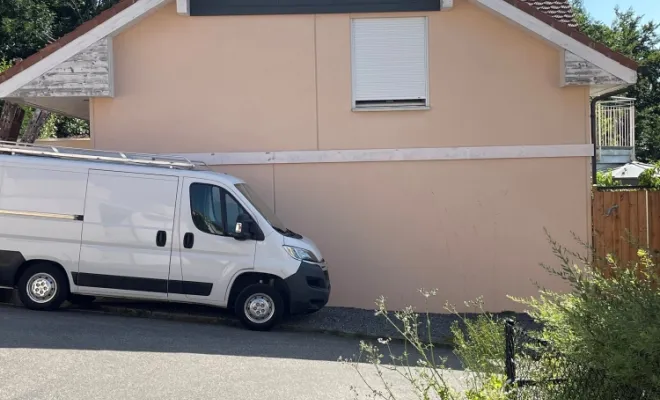 Pose de thermolaqué en aluminium en blanc sur la façade d'une maison à Évian-les-Bains, Thonon-les-Bains, Jules Couverture